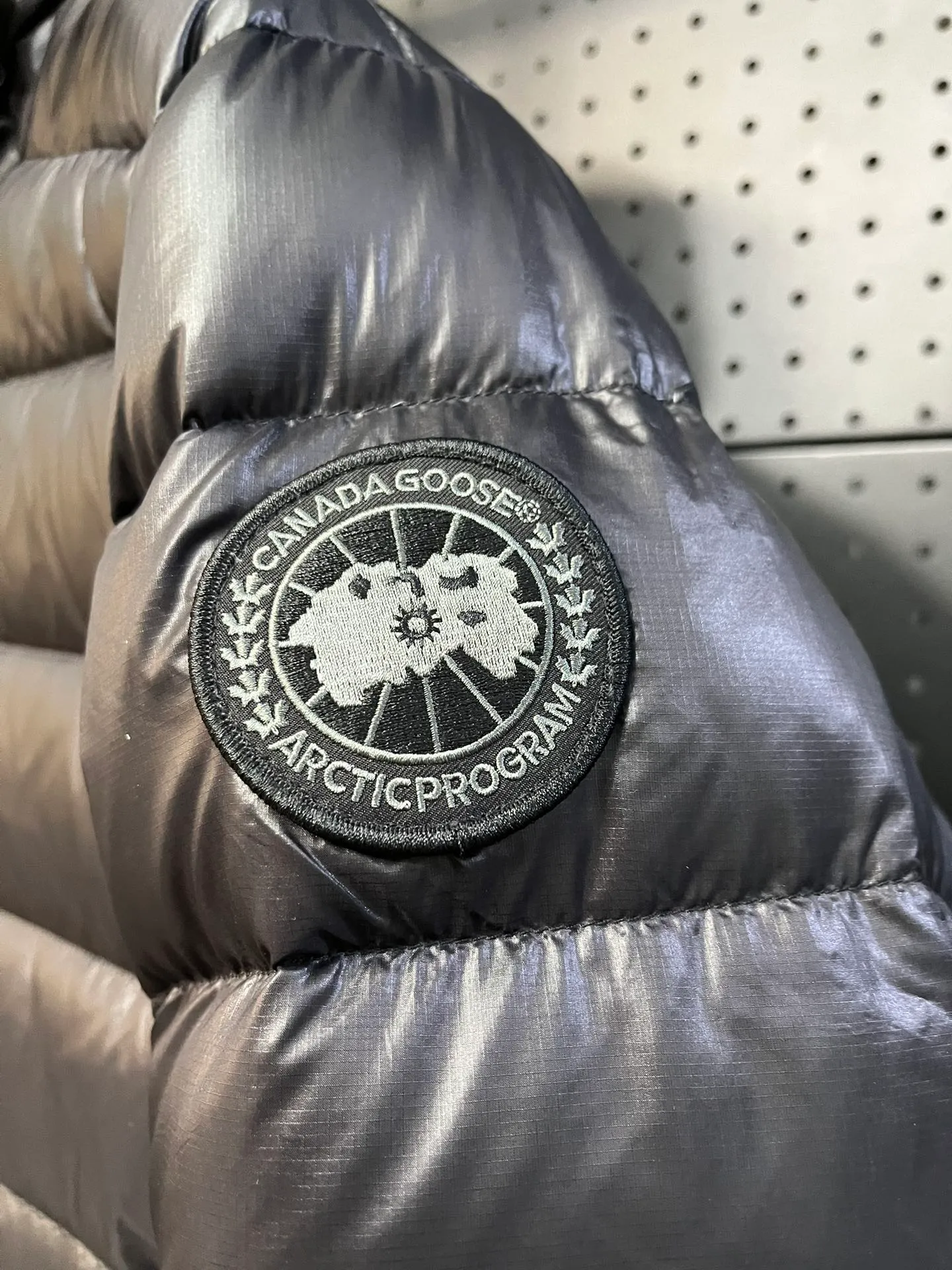 P940 Top 🔥purchase version 𝘾𝘼𝙉𝘼𝘿𝘼 𝙂𝙊𝙊𝙎𝙀/Canada Goose 2227 thin and light style. It’s super lightweight and doesn’t feel any weight on your upper body at all! Show more temperament‼  Canada Goose, a Canadian brand, has always been recognized as the warmest down jacket. Various Instagram celebrities, Internet celebrities, and celebrities often wear it for street photos. I make Canada Goose every year, but I still can’t get rid of my love for the goose. No matter how cold the winter is, there is no need to be afraid. Canada Goose is the legendary warmest down jacket and is known as a must-have for Arctic outdoor sports! The most popular down jacket in the world, celebrities are rushing to buy it, it is a must-have! Size: S-2XL Color: silver gray (red label) silver gray (black label), black (red label), black (black label), dark blue